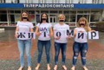 Житомирские журналистки устроили "босый протест"