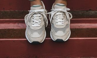 Помогут простые лайфхаки: как нейтрализовать неприятный запах из обуви