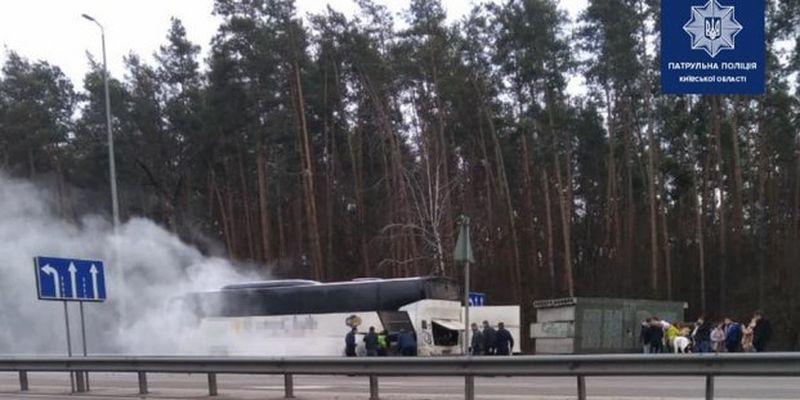 На въезде в Киев загорелся автобус с пассажирами
