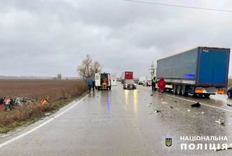 Под Киевом грузовик протаранил легковушку: есть погибший. Подробности и фото