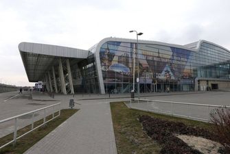 В аэропорту «Львов» задержали на сутки и не выпускают 145 пассажиров: нет самолета