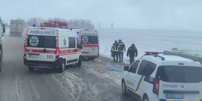 Несчастье произошло с украинцами по дороге из Польши: подробности и кадры масштабной аварии с автобусом