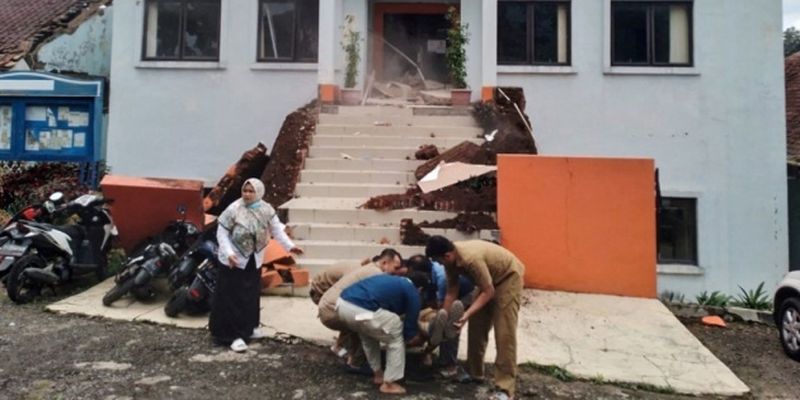 Землетрясение в Индонезии: количество жертв уже превышает 250, среди погибших много детей