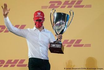 Сын Шумахера Мик удостоен титула чемпиона "Формулы-2"