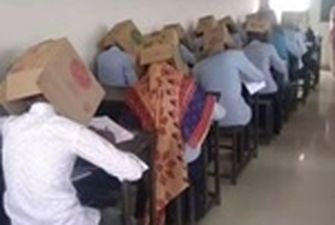 В Индии студенты сдавали экзамен с коробками на голове
