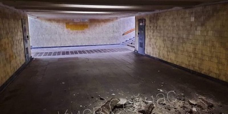 В Киеве "посыпался" переход в метро: фото ЧП