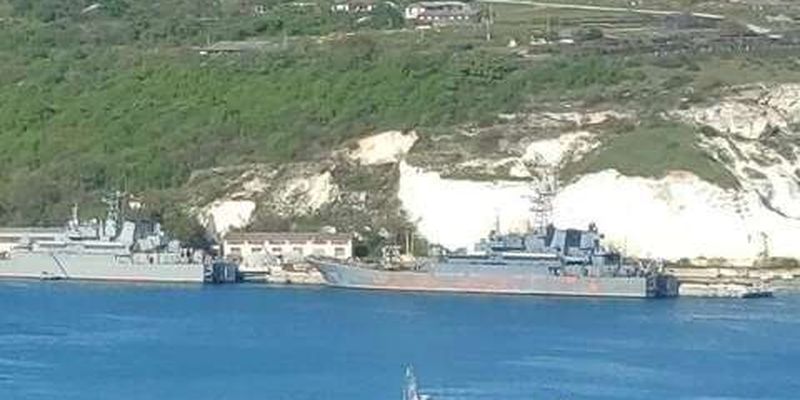 У мережі з’явилися фото російського корабля із ознаками ушкоджень