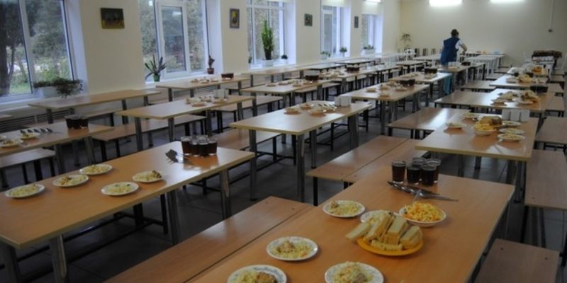 В Ужгороде проверят школу, где кормили детей блинами в полиэтиленовых файлах