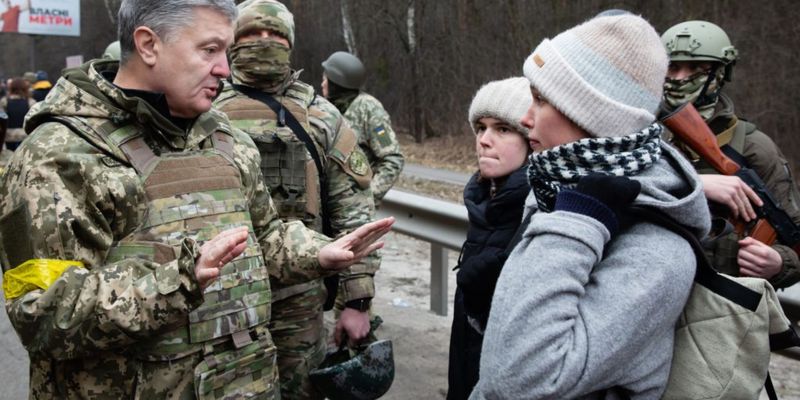 Пиар не удался: солдат попросил Петра Порошенко не мешать, а вернуться в политику
