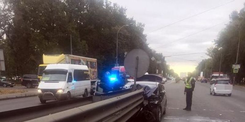 У Києві Hyundai протаранив відбійник і склався у гармошку, водій загинув