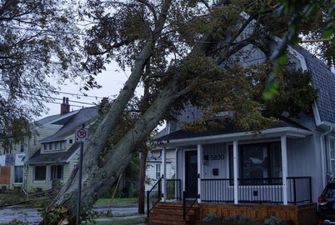 На востоке Канады бурлит ураган «Фиона», дома смывает в море