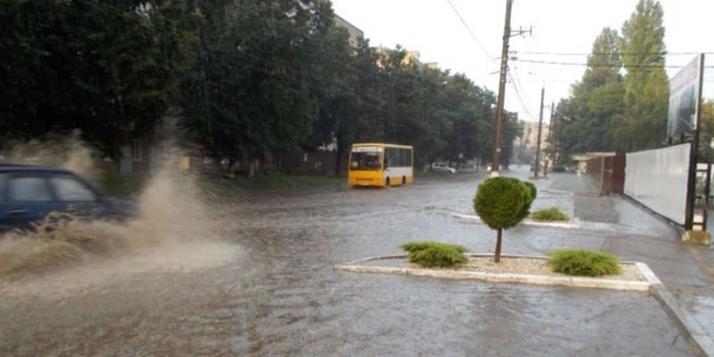Улицы стали реками: в Хмельницком произошел масштабный потоп. Фото и видео