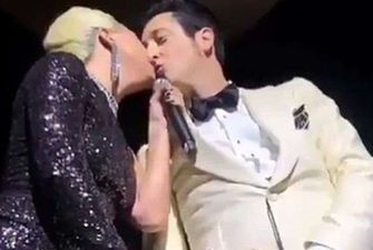 Леди Гага поцеловала женатого музыканта во время своего концерта в Вегасе