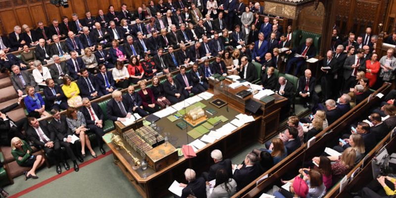 В Великобритании консерваторы сохраняют лидерство перед выборами в парламент