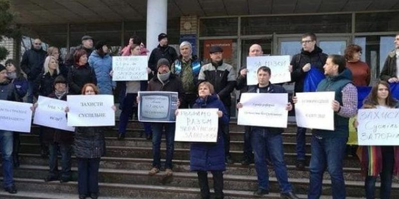 По всей Украине журналисты протестуют против сокращения часов регионального общественного ТВ и радио