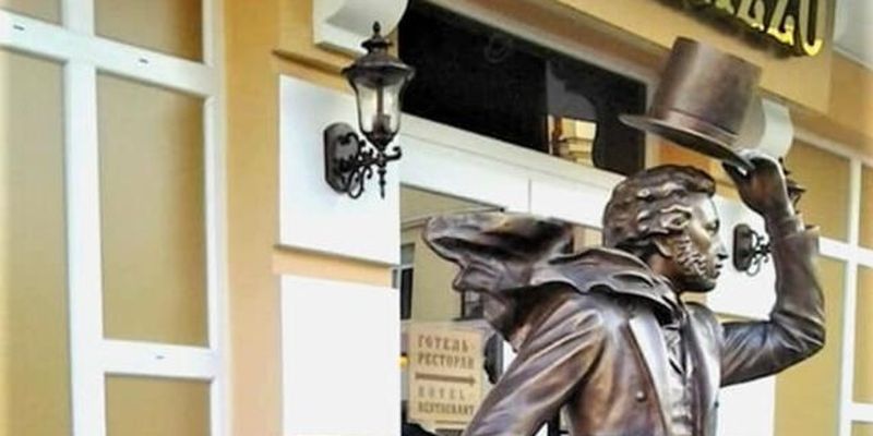 "Слава Украине!" В Полтаве унизили россиян памятником Пушкину и Гоголю