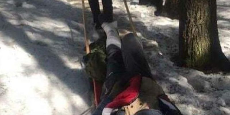 Пришлось помогать спасателям: в Карпатах турист получил травму