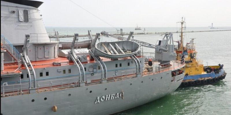 В РФ заявили, что корабль ВМС Украины идет в сторону Керченского пролива: требуют изменить курс