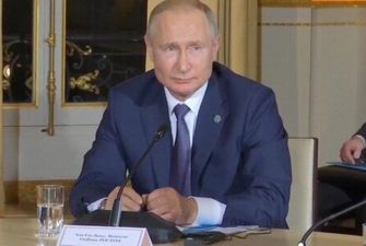 Хромающего Путина провожала в туалет целая толпа, видео слили в сеть: «Еле передвигает ноги»