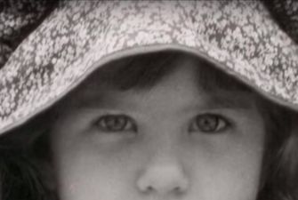 Совсем малышка: Дженнифер Анистон показала свое детское фото в Instagram
