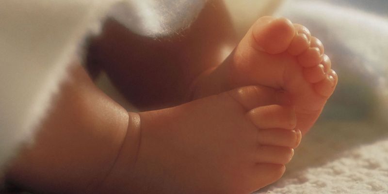 Женщина до смерти закормила новорожденную дочь