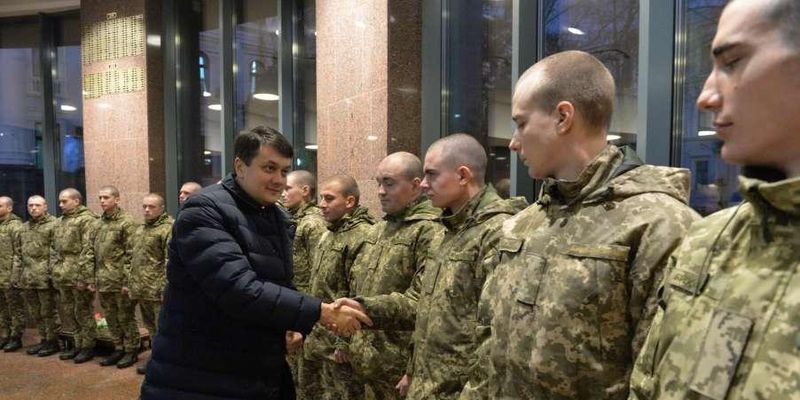 "Народ України ніколи не зрадить вас": Разумков привітав військовослужбовців з Днем ЗСУ