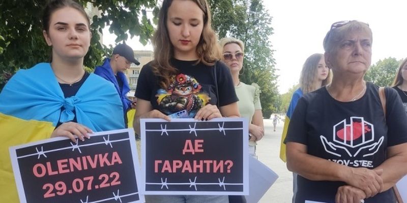 «Мы хотим видеть наших Героев живыми»: родные защитников Азовстали провели акцию в Житомире