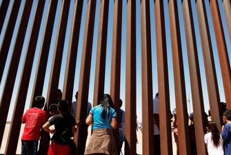 Как горохом об стену. Трампу снова не дают отгородиться от Мексики