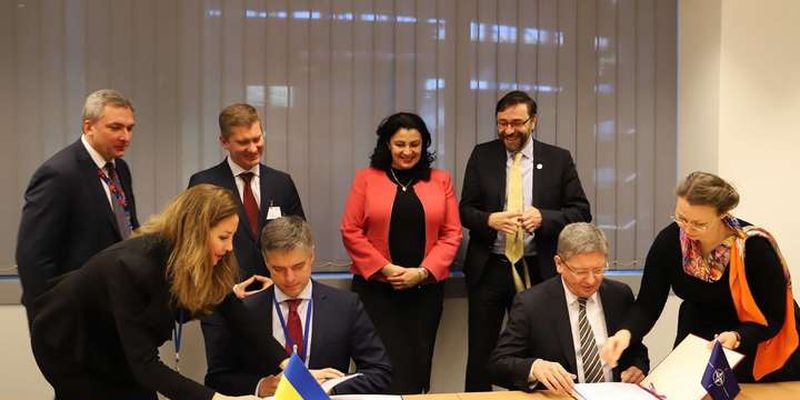 Україна і НАТО підписали угоду про знешкодження боєприпасів