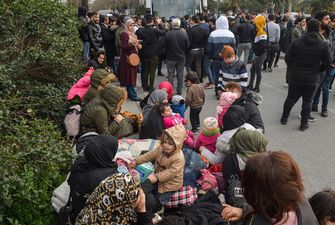 Туреччина відкрила кордон: сотні сирійських біженців пішки попрямували до ЄС