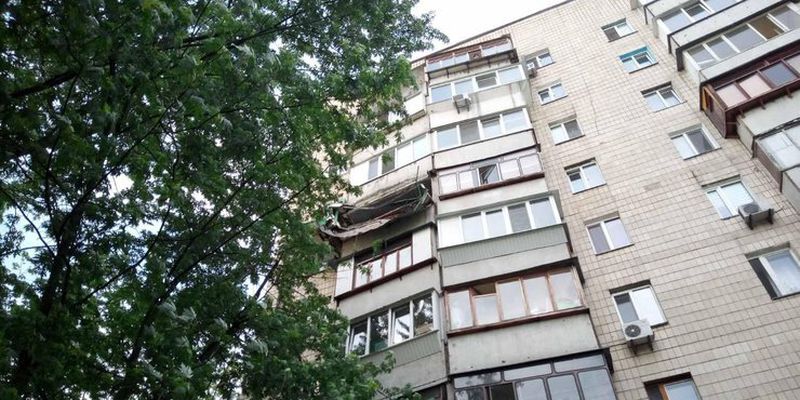 В Киеве на головы жильцам обрушился балкон с тоннами земли