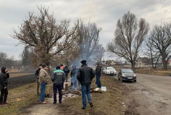 Бунт в Тернопольской области из-за эвакуации украинцев из Китая: люди грозятся перекрывать дороги