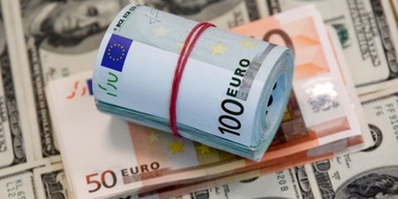 Впервые за 20 лет евро стал дешевле доллара: в чем причина