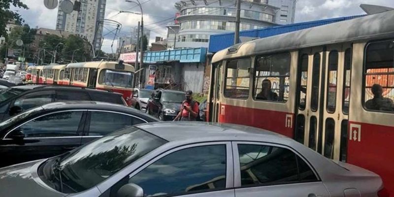 На столичной Лукьяновке «автохам» заблокировал движение трех трамваев