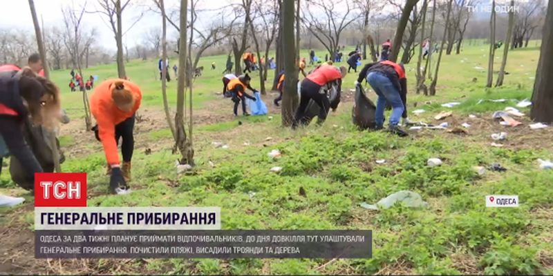 Не шкодуючи манікюру одеські депутати і чиновники влаштували генеральне прибирання міста