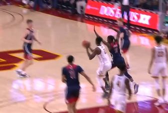 У США баскетболіст закинув божевільний м'яч зі своєї половини поля: відео