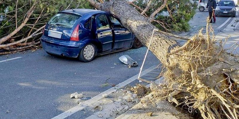 Італію охопили сильні буревії, є жертви: фото наслідків стихії