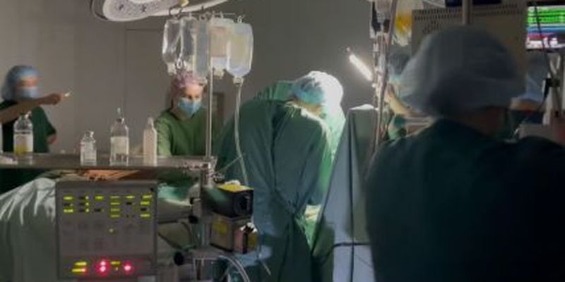 Операція, яку побачив увесь світ: як українські лікарі з ліхтариками рятують життя під час блекауту
