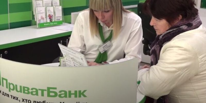 "Повне провалля" - українці скаржаться на неможливість отримати кошти в ПриватБанку