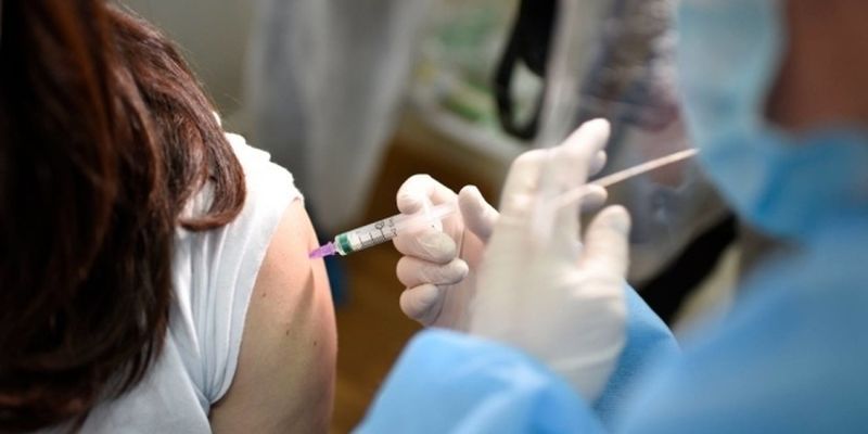 Во Франции к проведению вакцинации против коронавируса привлекут фармацевтов