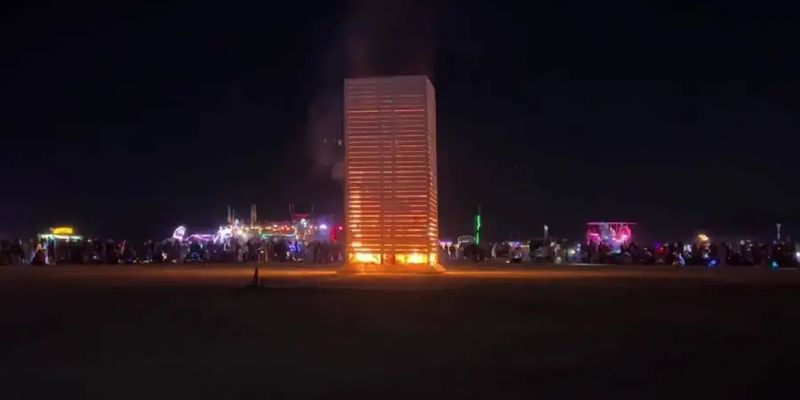 На Burning Man 2023 сожгли украинскую скульптуру, чтобы "возродить" птицу-феникса
