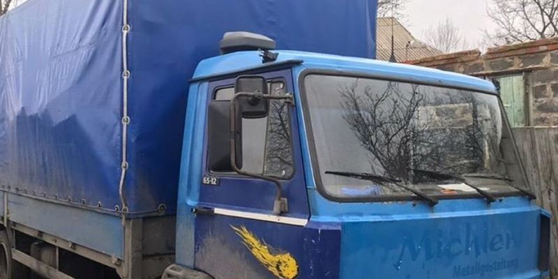 Под Киевом подросток на угнанном грузовике застрял в грязи