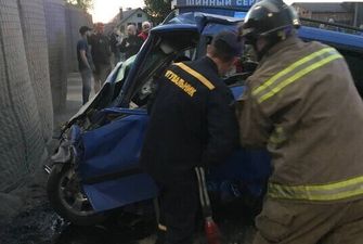 У Києві на Троєщині авто на швидкості влетіло у блокпост — є загиблі
