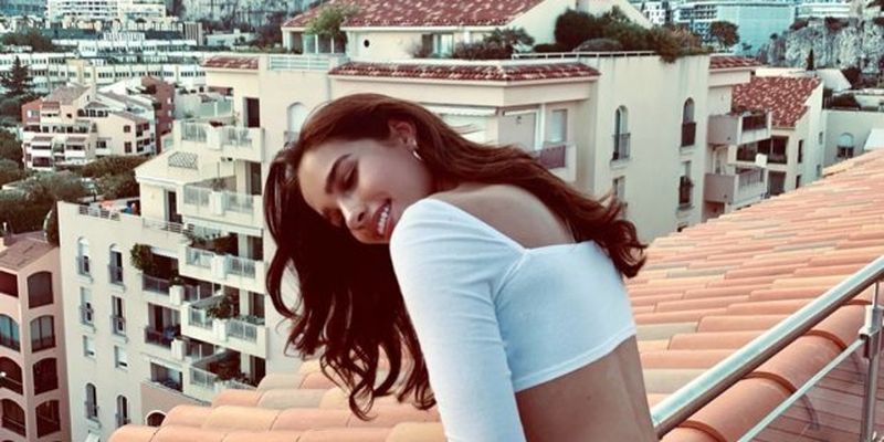 В джинсах і білому топі: дівчина Брукліна Бекхема показала стильний casual-образ в Монако