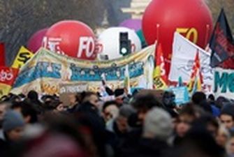 Во Франции забастовка длится десятый день