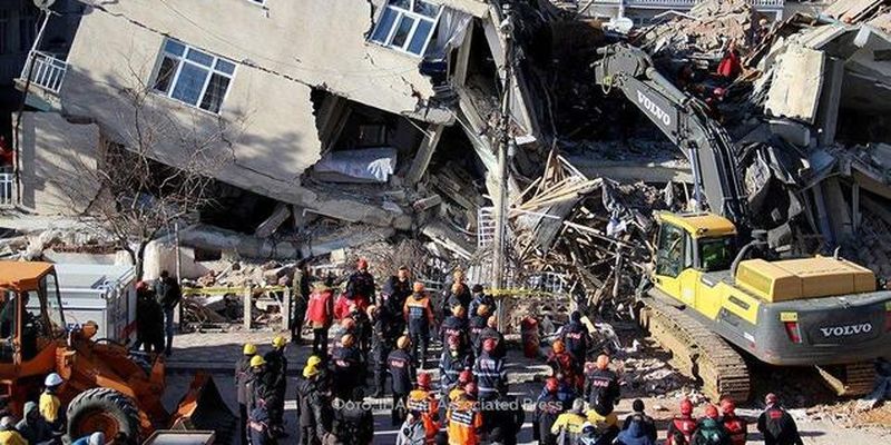 Турцию всколыхнуло жуткое землетрясение: катастрофические фото и видео с места