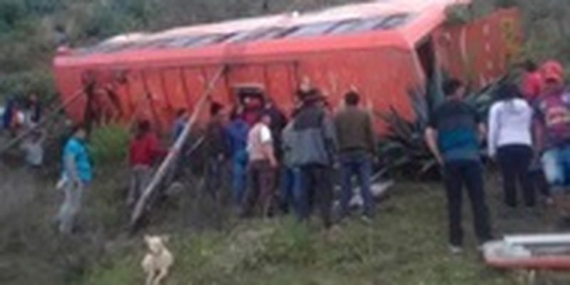 В Перу автобус упал в 100-метровую пропасть: 12 погибших