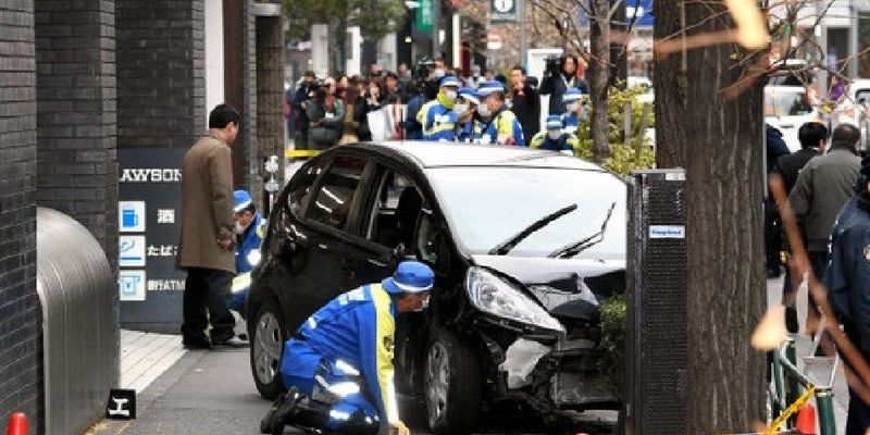 Японец на авто протаранил толпу пешеходов, есть пострадавшие