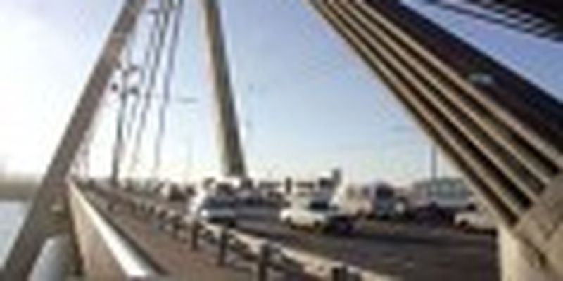 В столице 6 детей забрались на Северный мост: С высоты 100 метров их сняли спасатели