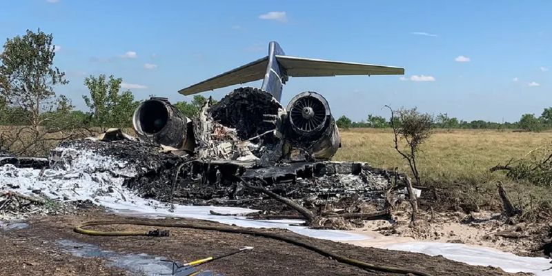 В США пассажиры спаслись из самолета, который охватило пламя